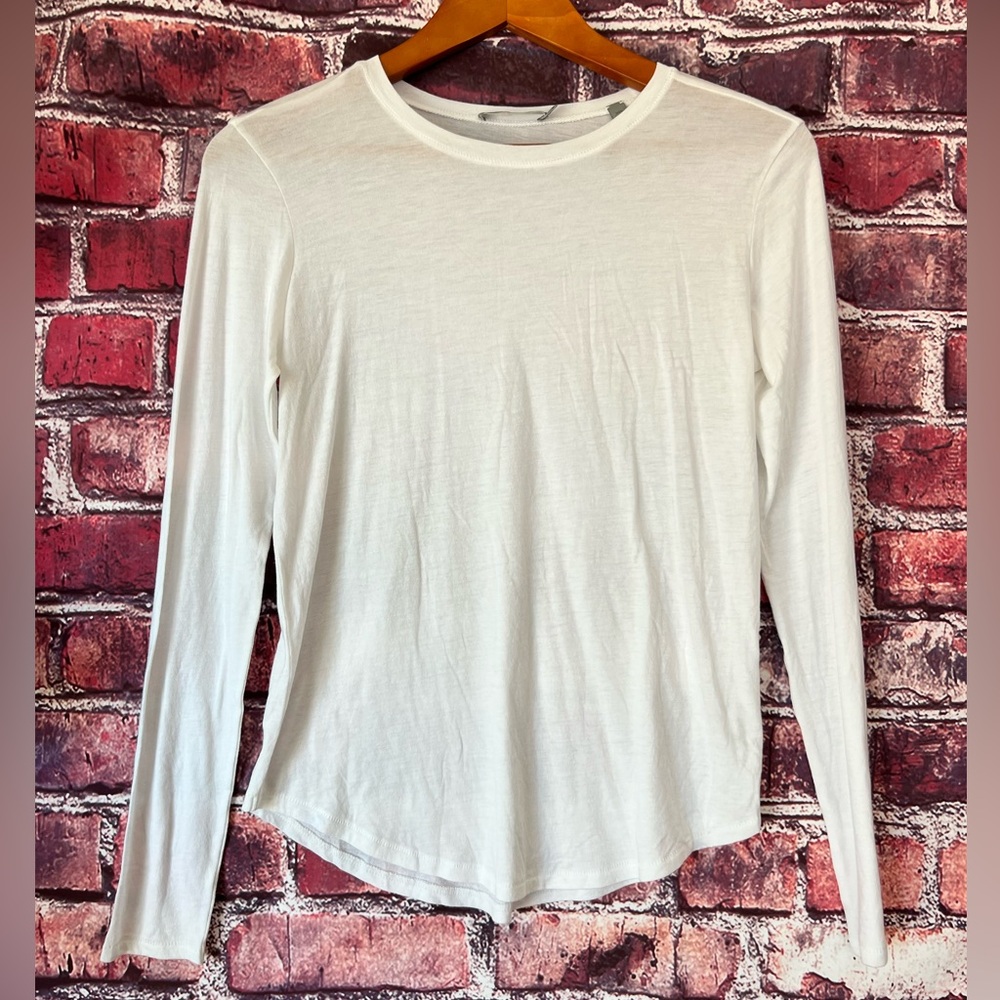 Vince Essential Long Sleeve Crew Neck T-Shirt in Optic White